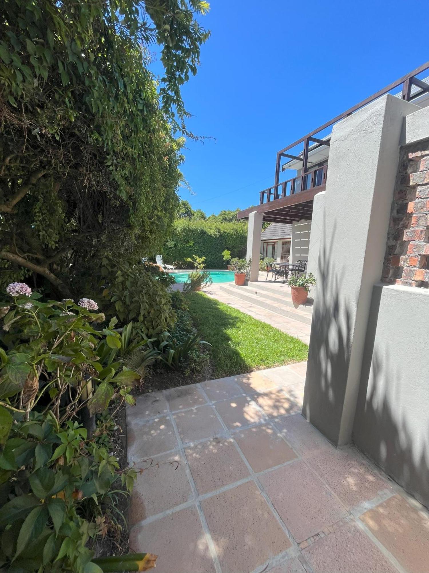 Pinoak - Constantia Guest house 3*