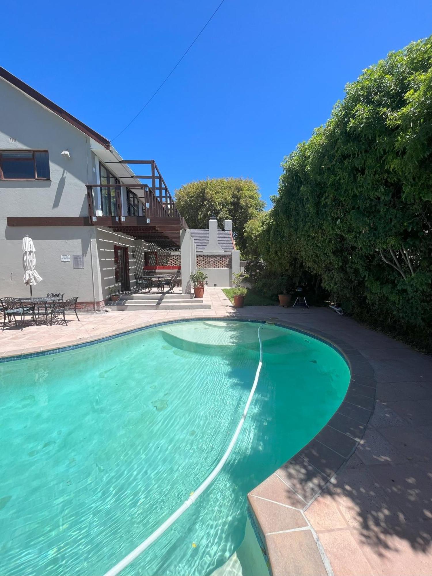 Pinoak - Constantia Guest house